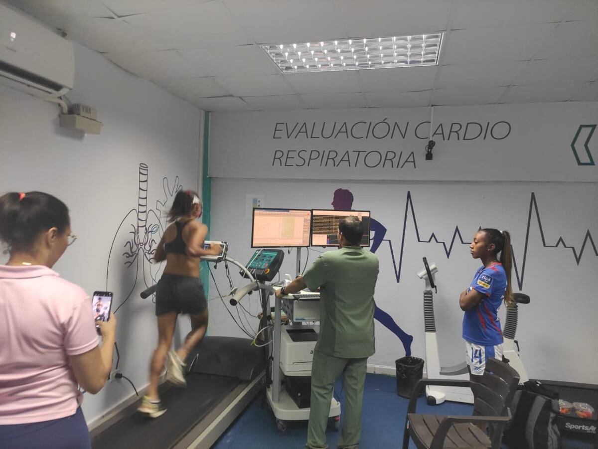 Chicas de la sele con miras al mundial se enfrentan a prueba de esfuerzo y chequeo de salud física. Exclusiva 