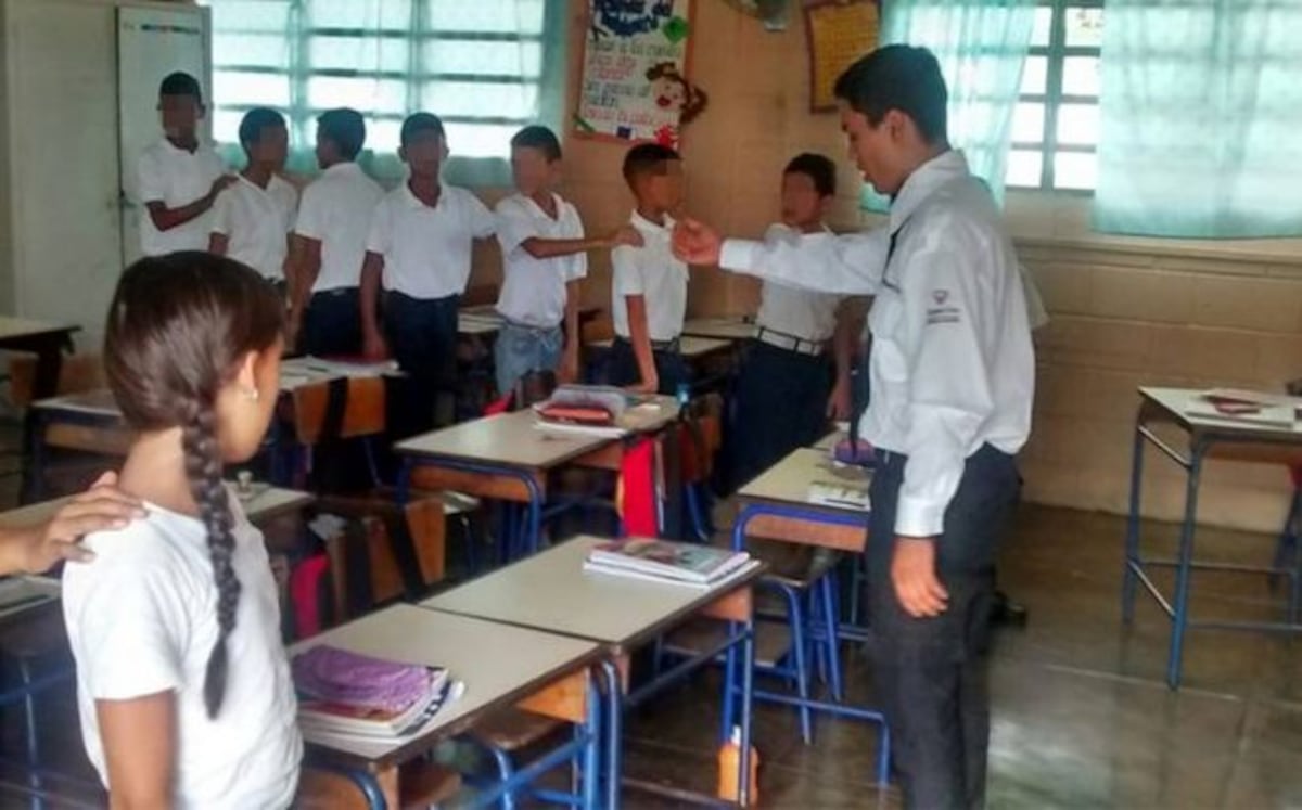 ¡Hambre en Venezuela! Hasta la merienda se roban niños en el recreo