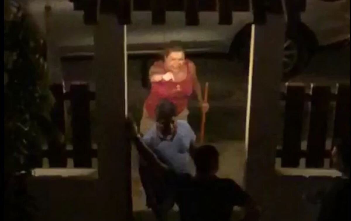 CON ESCOBA EN MANO. Alma Cortés llena de insultos a vecino | VIDEO