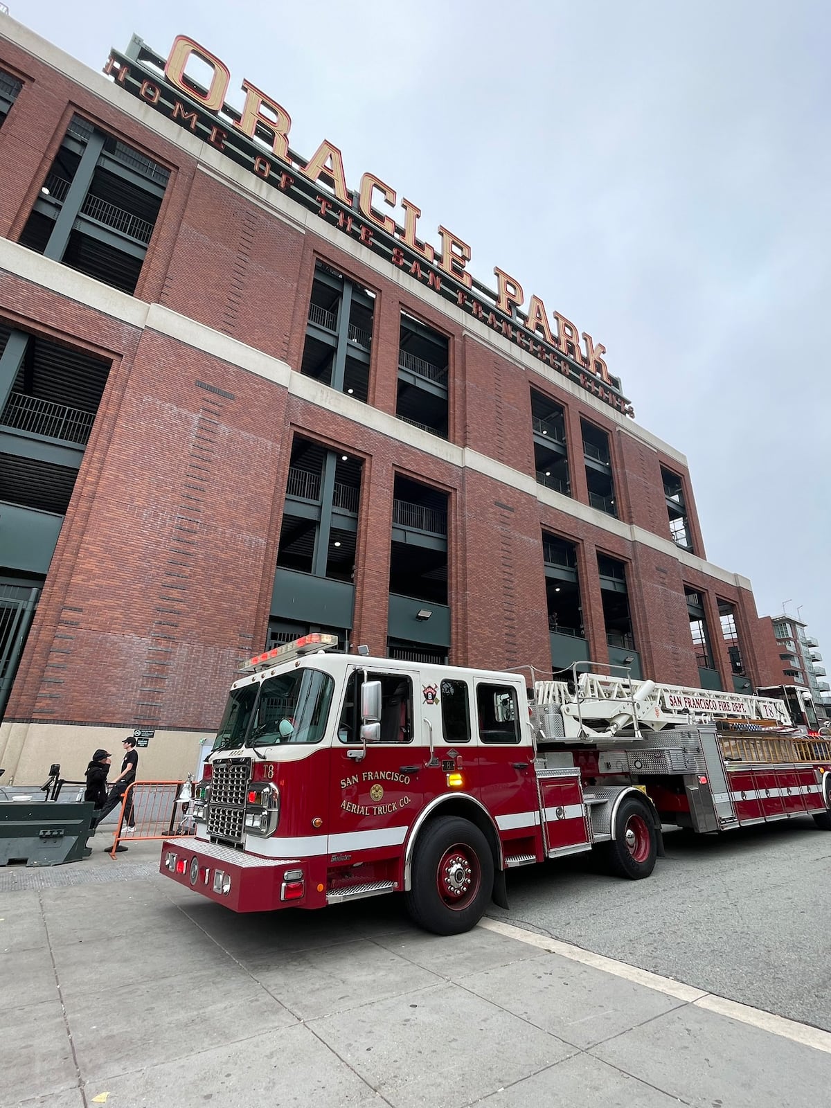 ¡Fuego en Oracle Park! Evacúan estadio de los Gigantes antes del juego con los Bravos