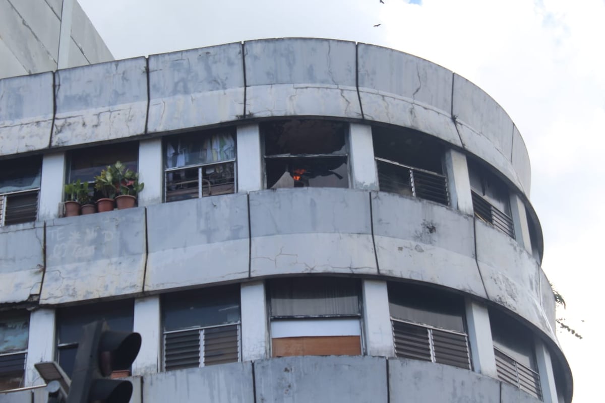 Búsqueda y rescate. Incendio en apartamento en el edificio Dynasty en Plaza 5 de Mayo causó alarma.