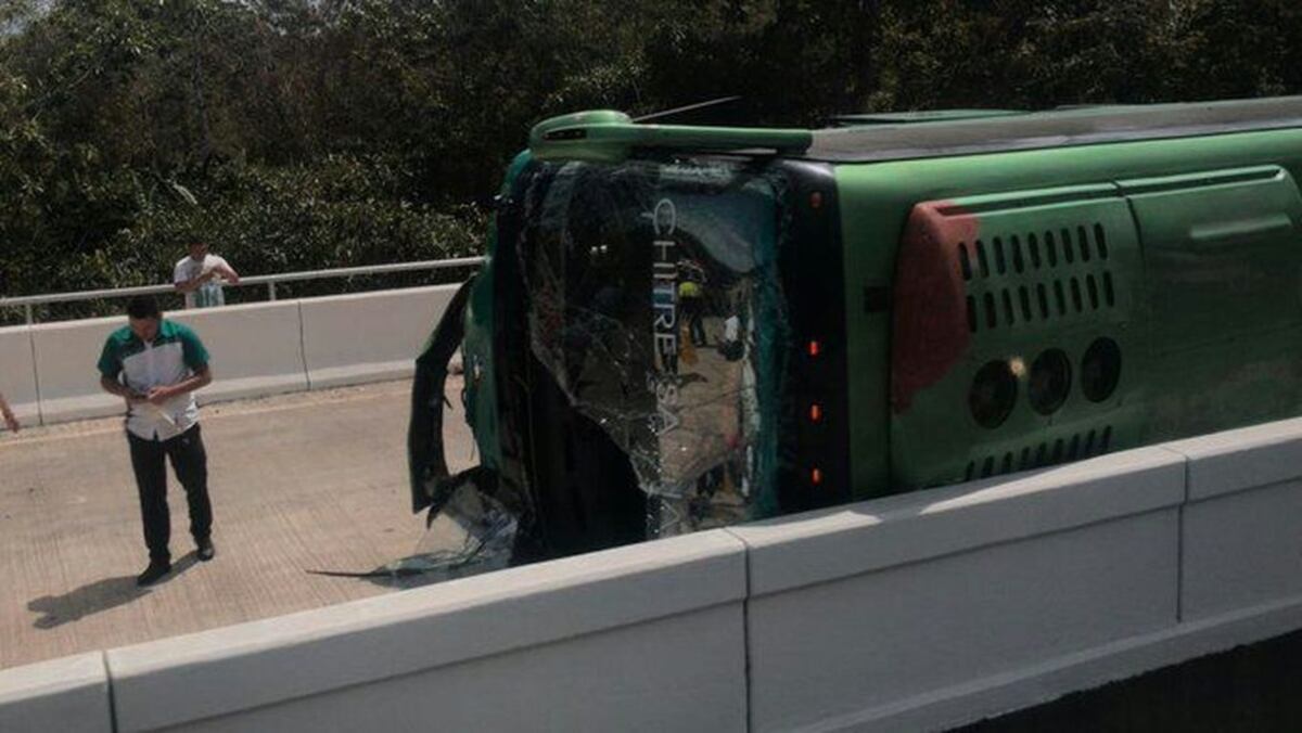 ¡SUSTO GRANDE! Bus se vuelca en el cruce de Ocú; hay 15 heridos