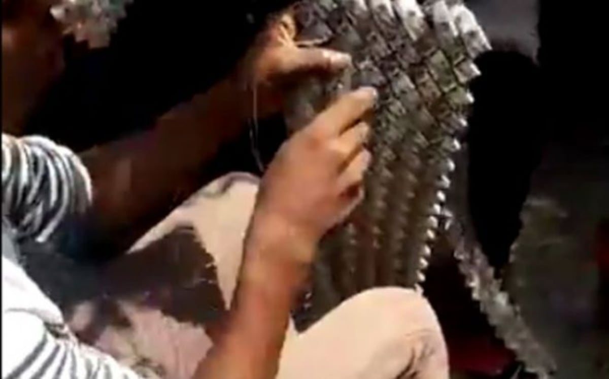 Video: Venden bolsos hechos con… ¡billetes venezolanos!