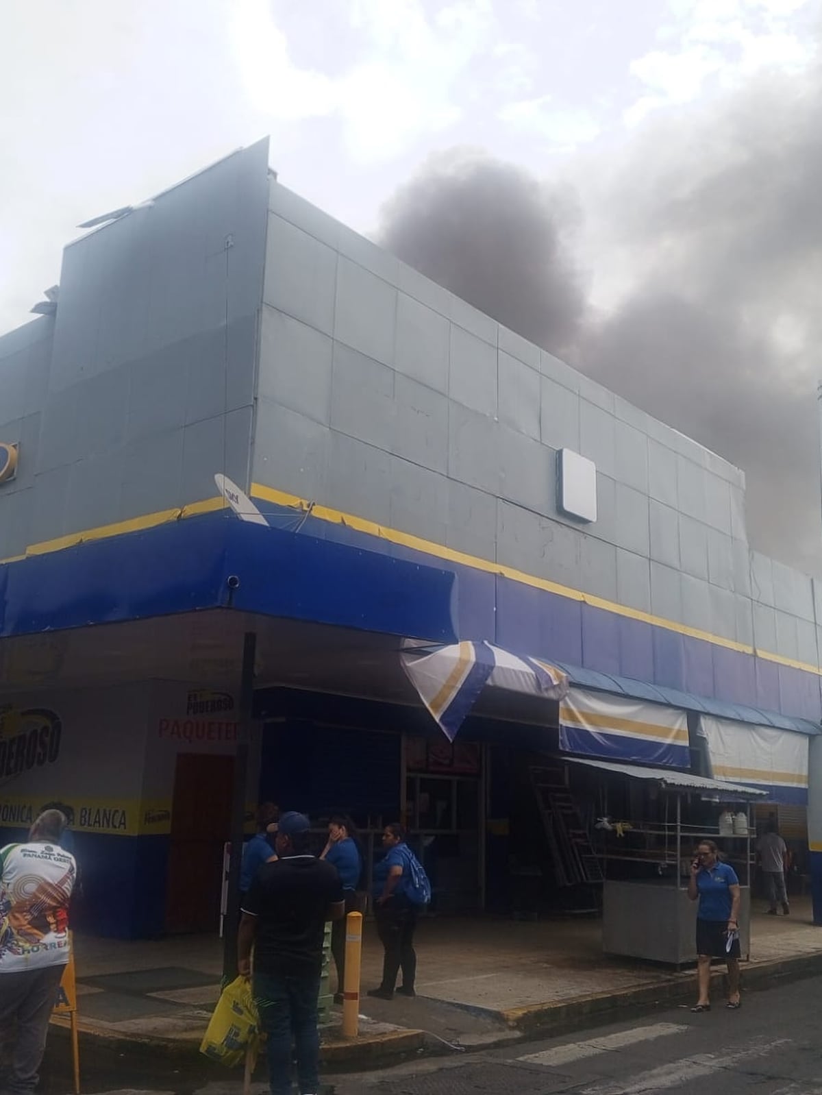 Voraz incendio en David moviliza a decenas de bomberos en zona comercial