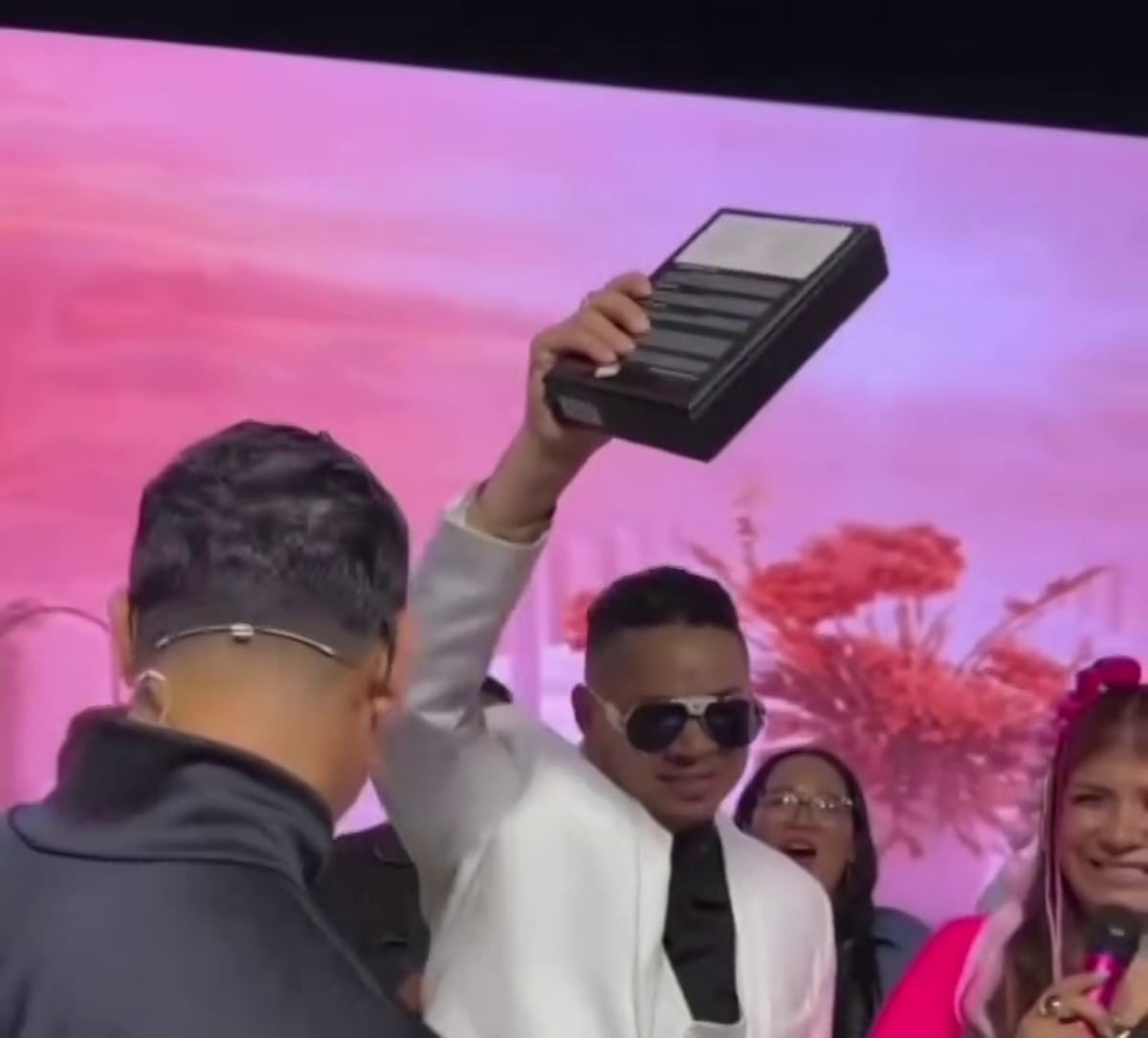 El Roockie muestra un acercamiento a Dios en acto de fe