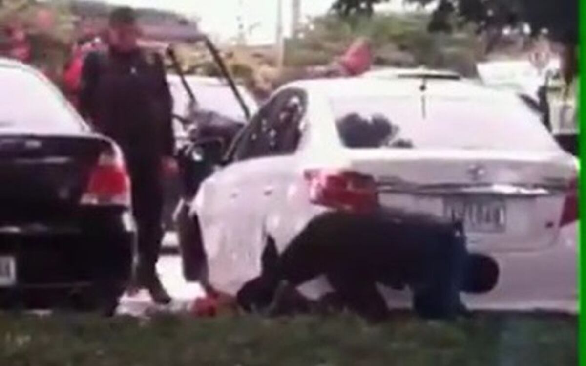 Se roban los 4 rines y llantas de un auto estacionado en Cinta Costera