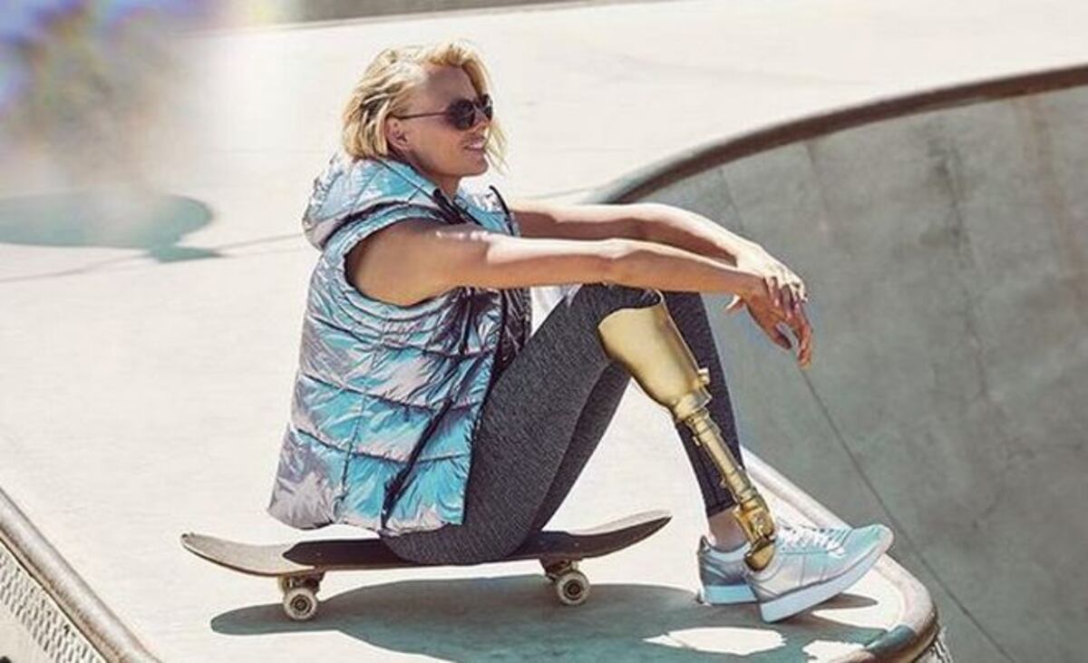 Amputan la segunda pierna a modelo que se infectó con un tampón