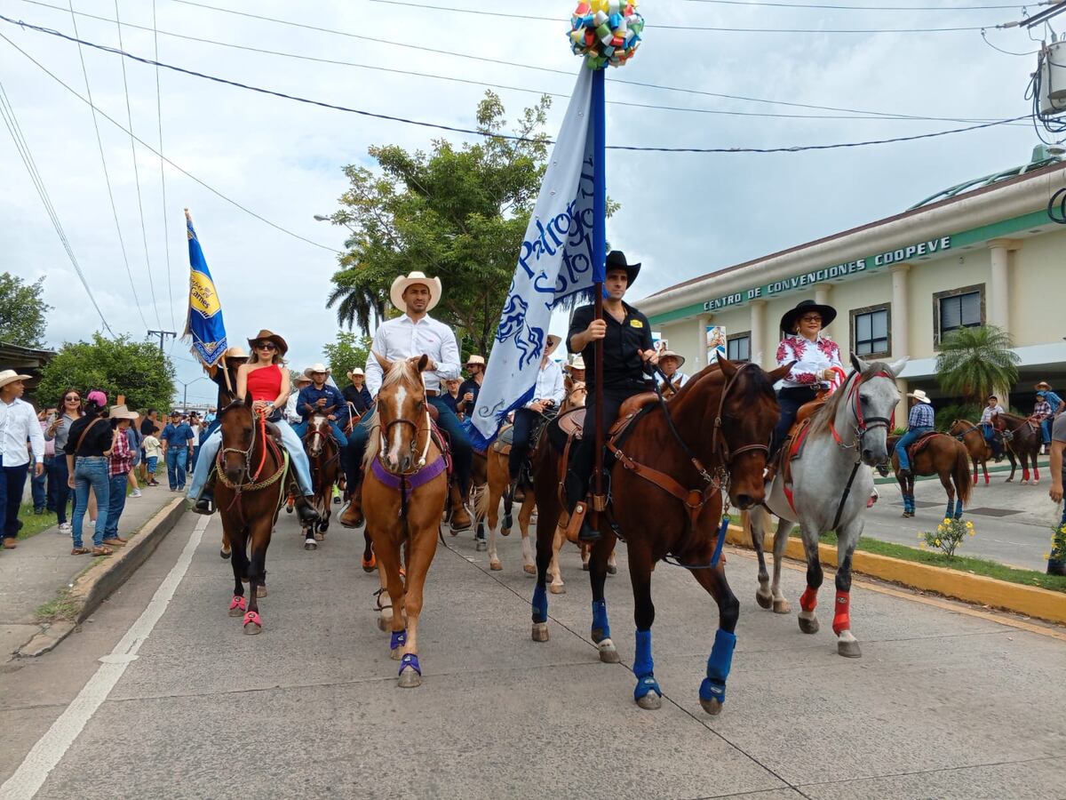 ¡Vuelven los caballos a Santiago! Rescatan la tradicional cabalgata de patronales con lujo y tradición