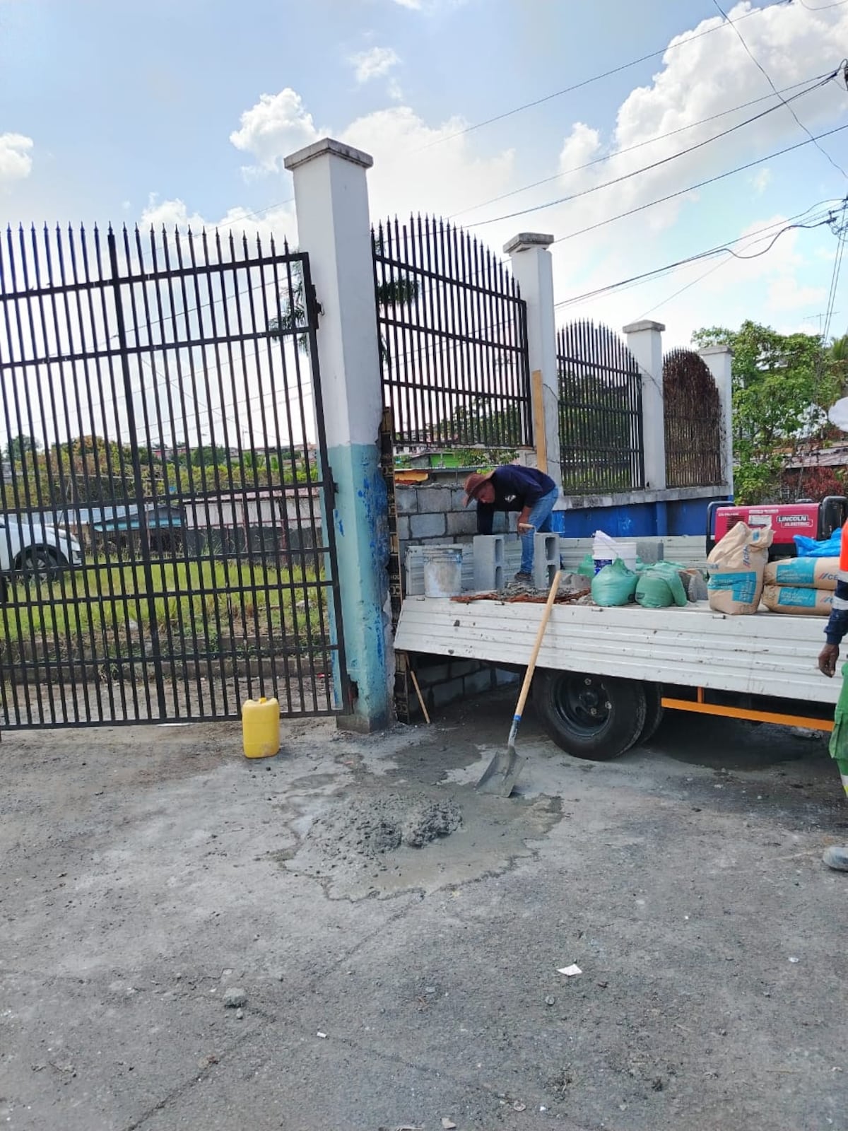 Entre basura y preocupación: Tras denuncia de Mi Diario por hombre junto a escuela termina con reparación