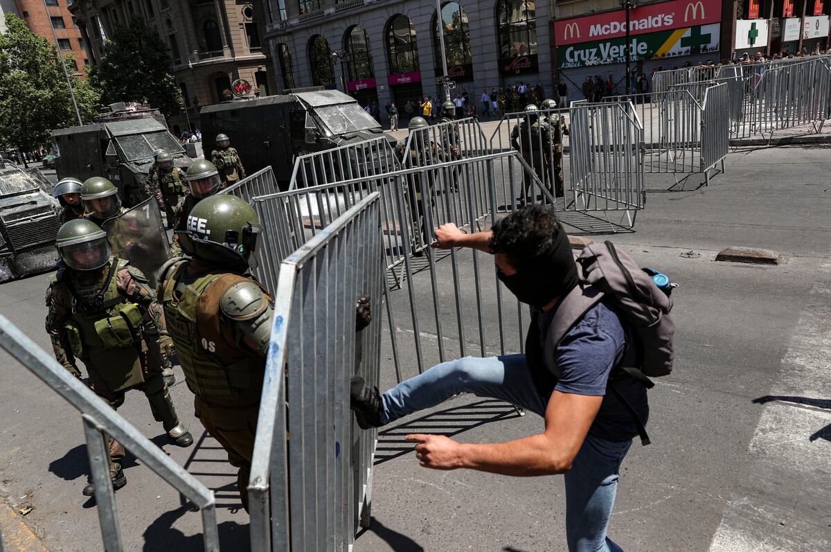 Piedras, saqueos e incendios. Chile cumple 26 días de protestas