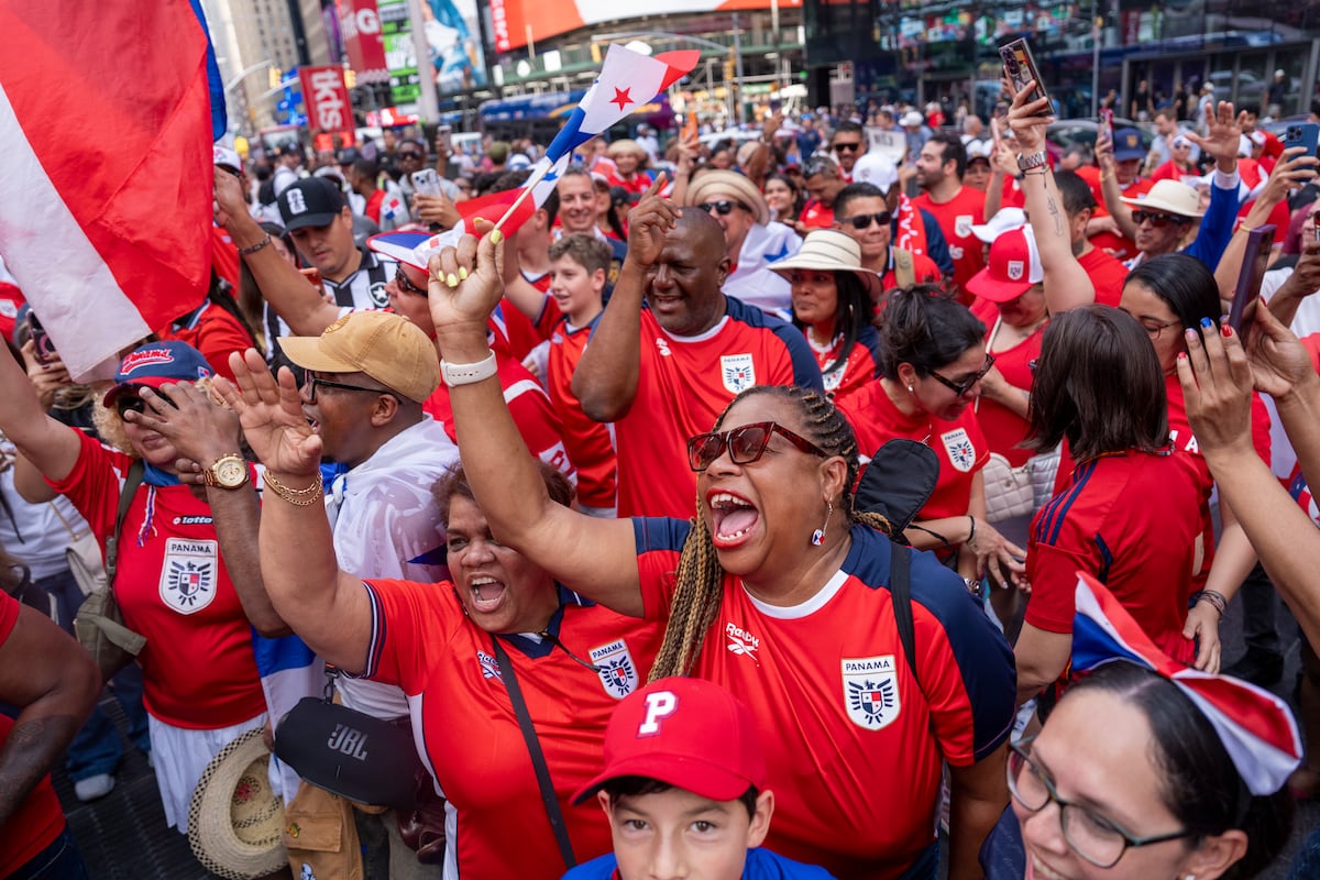 ¡El amor metió gol! Pareja de panameños dio el ‘sí’ en pleno apoyo de la ‘Marea Roja’ a la Sele en Times Square