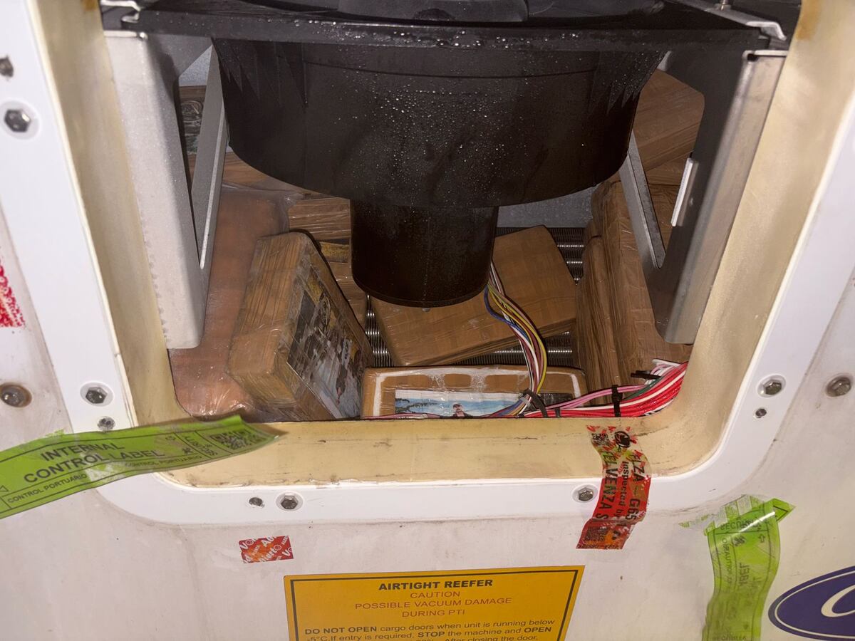 ¡Otro cargamento que no llegó a su destino! Aeronavales revientan buque con 230 paquetes de presunta droga en Colón