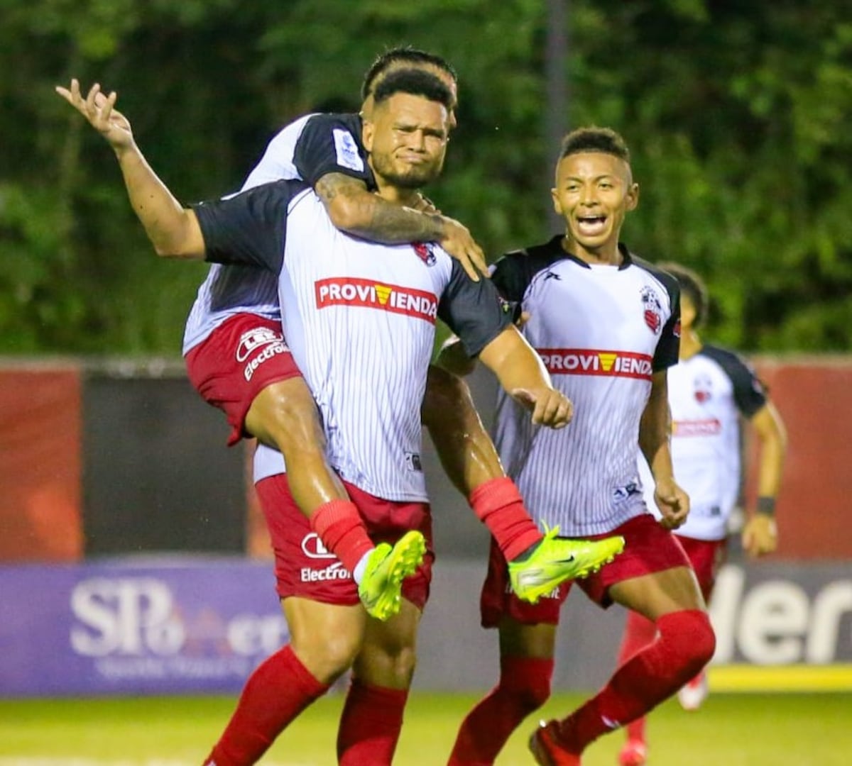 ¡El “Toro” embiste fuerte! Blackburn mete doblete y mete a San Francisco en semifinales