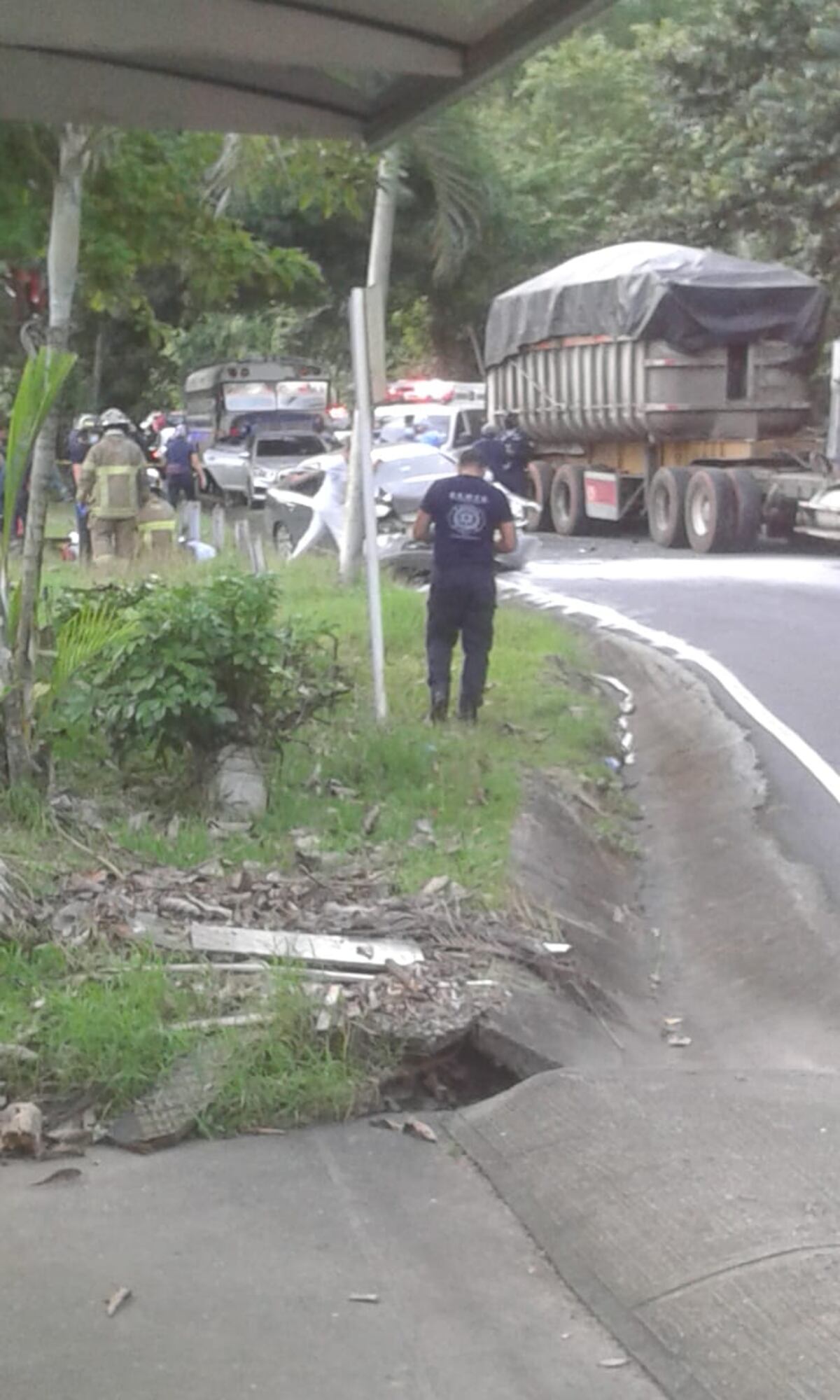 Se escuchó un estruendo. Policía colisiona en un sedán con una mula y muere en Paraíso