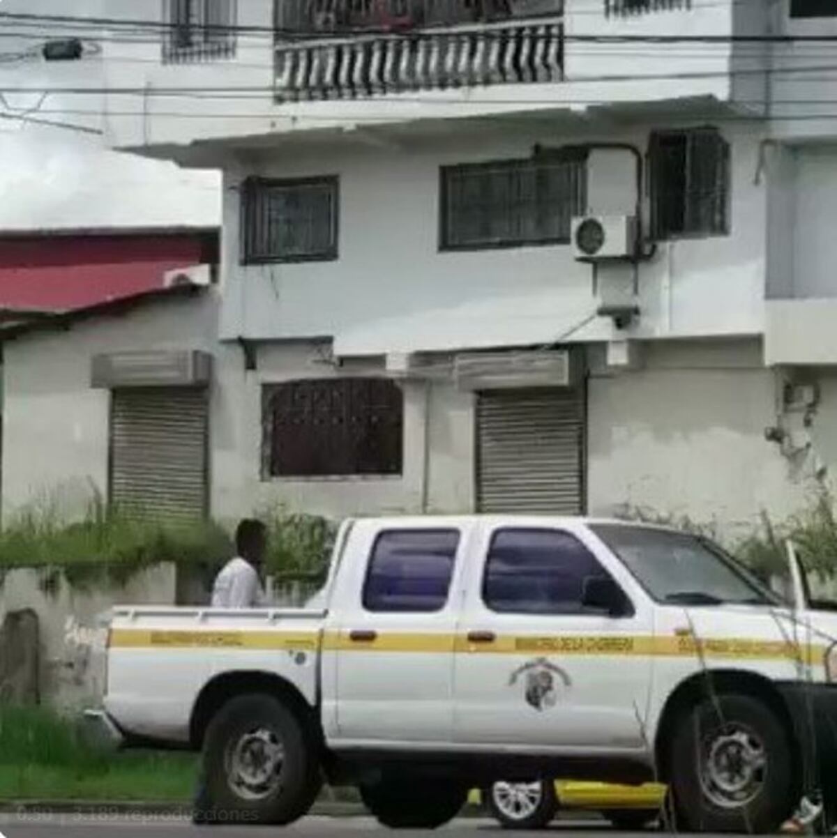 Taxista ataca con palo a funcionario en carro estatal en plena vía|Circula video