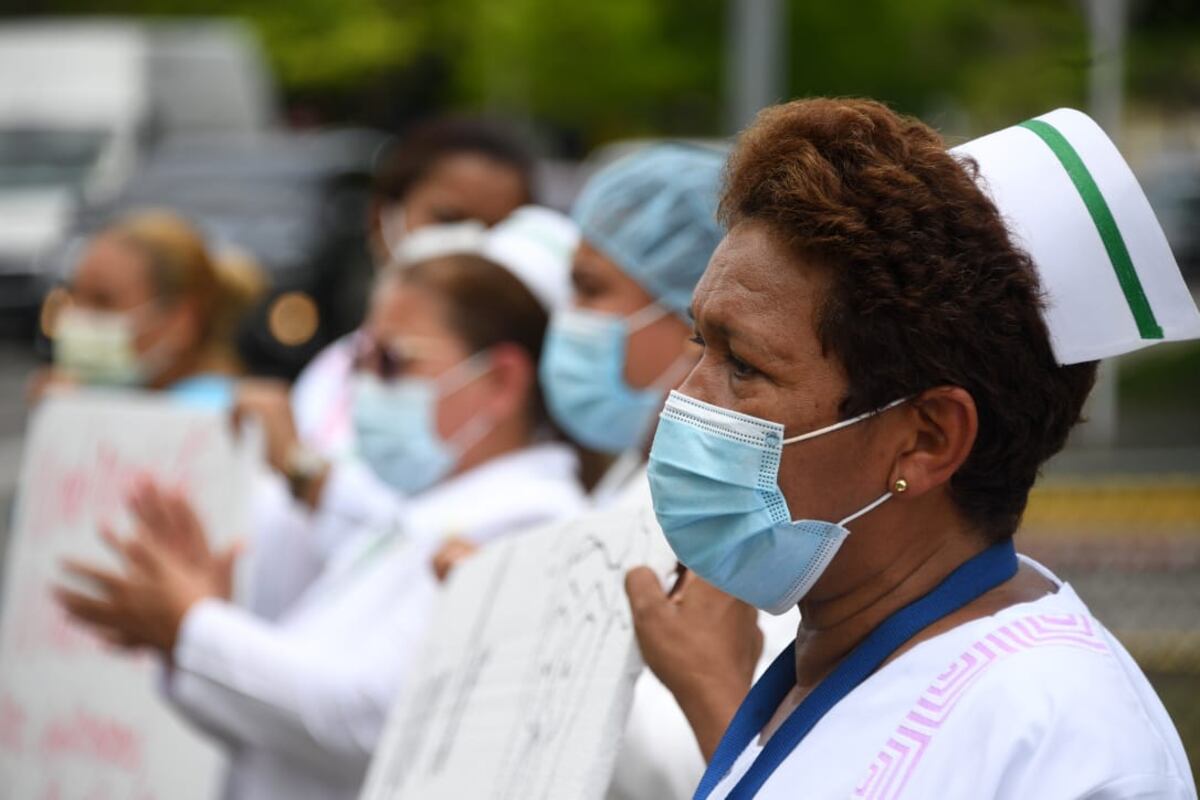 Enfermeras siguen en las calles protestando por su permanencia
