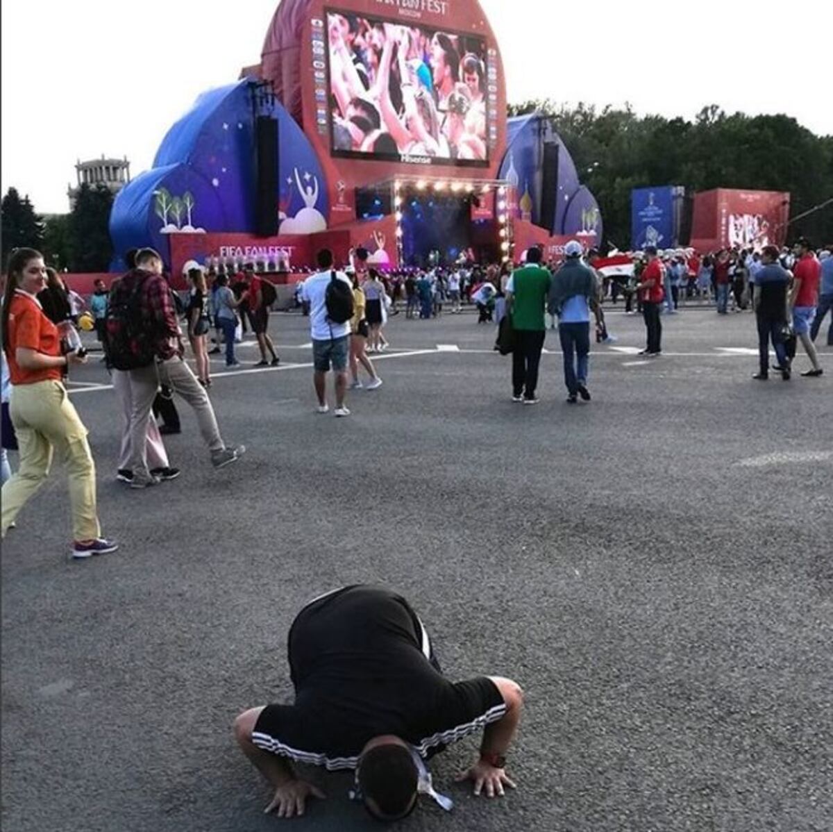 Él en Rusia, ella acá. Se le declaró antes del primer gol histórico de Panamá