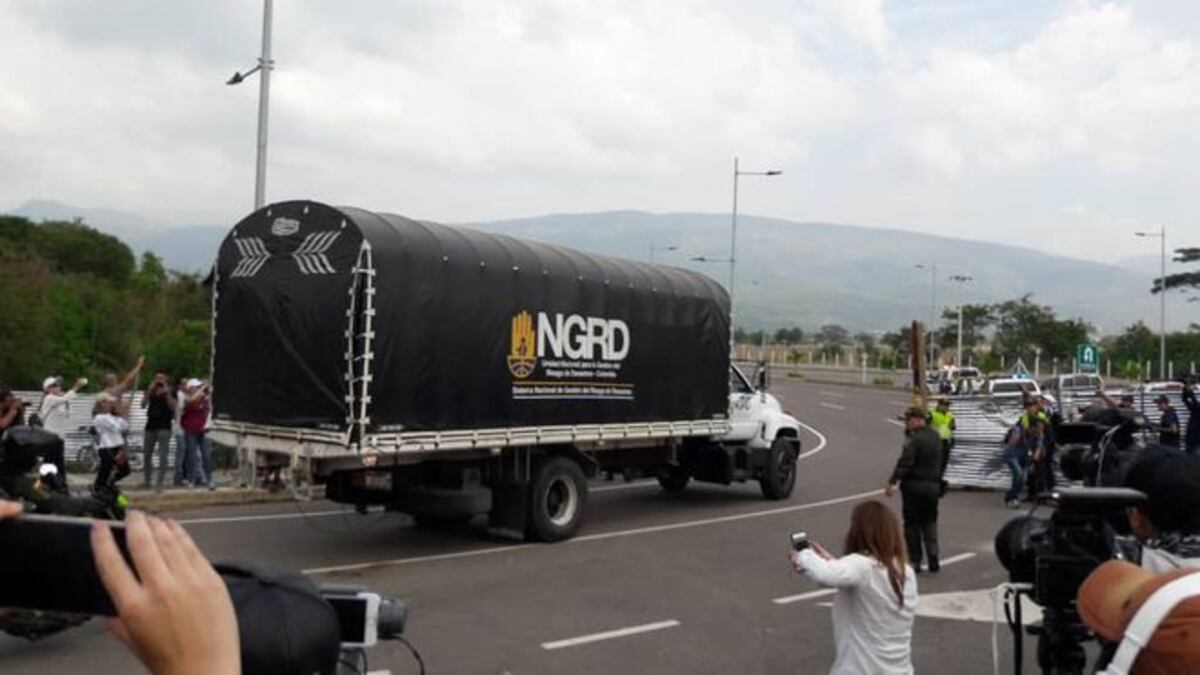 Primer cargamento de ayudas humanitarias llega a la frontera entre Brasil 