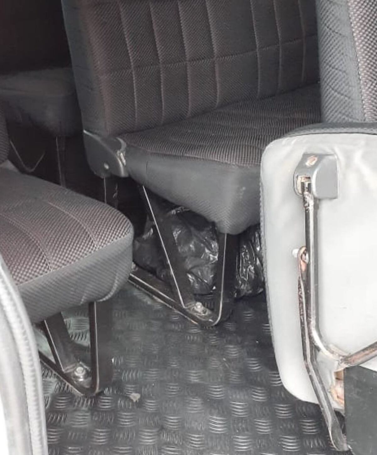 Policía los sorprenden transportando cargamento de droga en un busito en Panamá Oeste