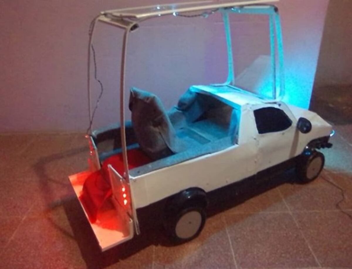 Papamóvil en miniatura. Lo trajo desde Capira. Chequee