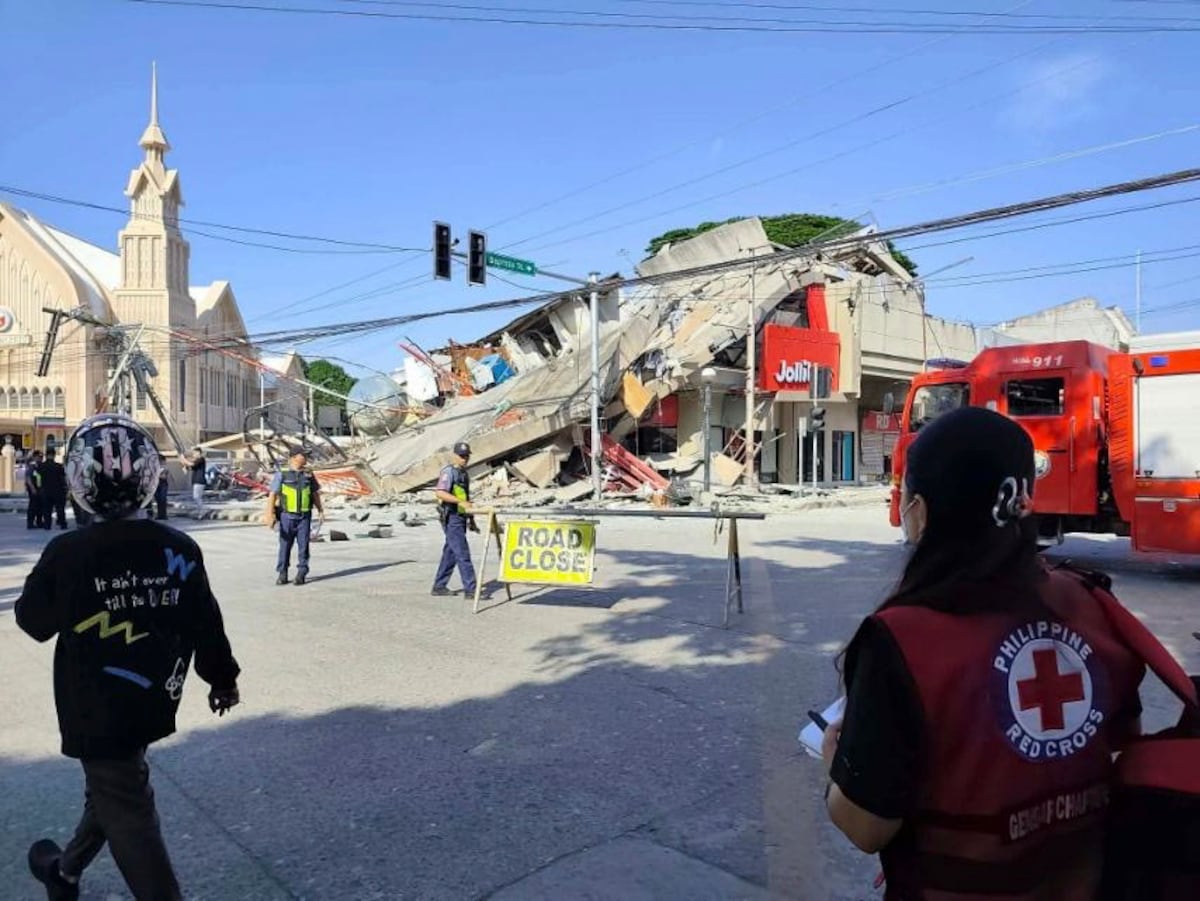 Filipinas sufre un terremoto de 7,8 y tsunami deja destrucción y víctimas