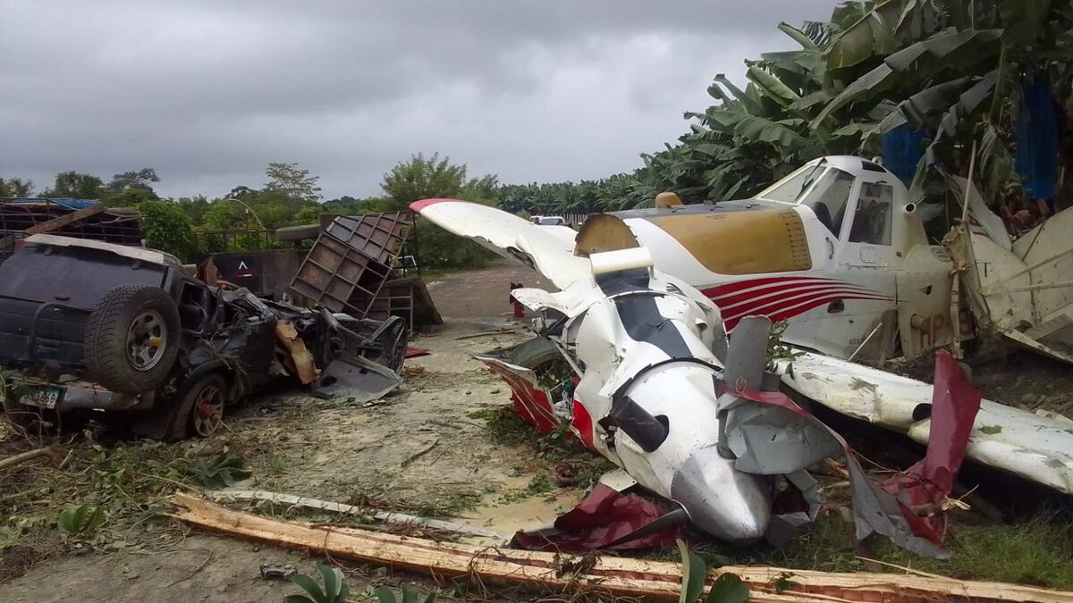 Accidente aéreo. Avioneta queda partida en dos. El piloto milagrosamente sobrevive. Una vivienda y 2 vehículos afectados