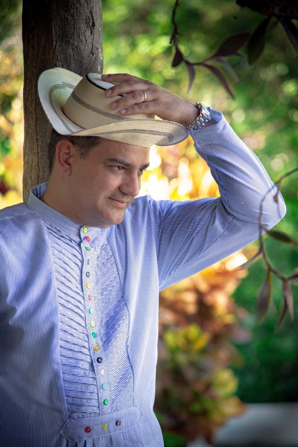 'Bribones’. Artesanos embellacados. Decomisan falsificación de sombreros pintados en almacenes. Los vendían a dólar 50