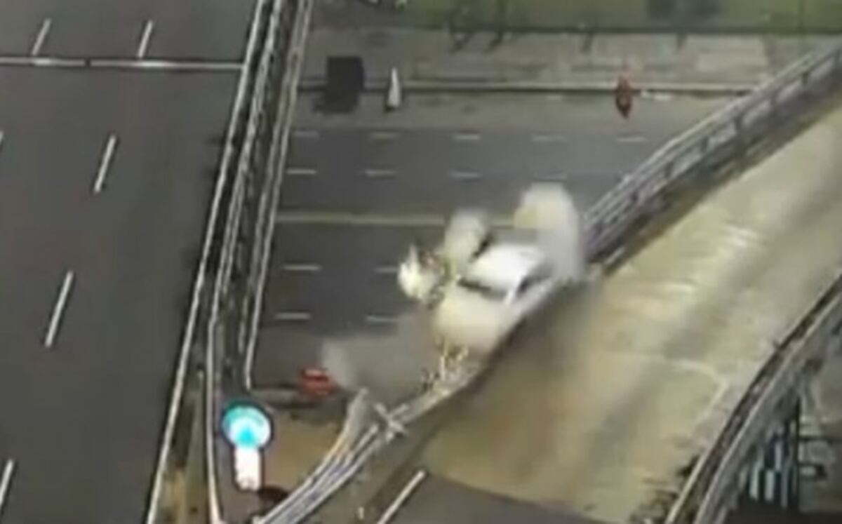 Manejaba a 170 km/h, pierde el control del auto y vuela en aparatoso accidente |