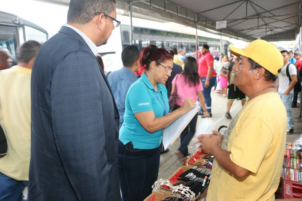 LOS DENUNCIAN. Realizan operativos contra buhonería ilegal de extranjeros