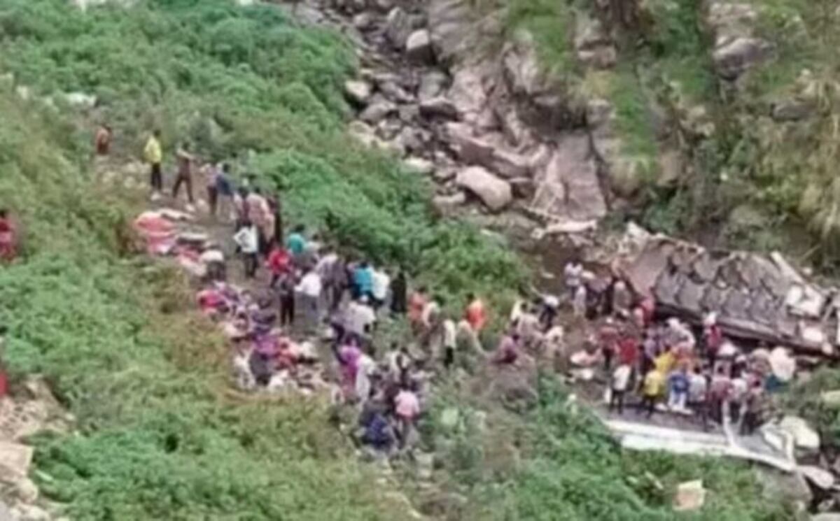 Autobús cae a barranco; al menos 48 muertos| VIDEO