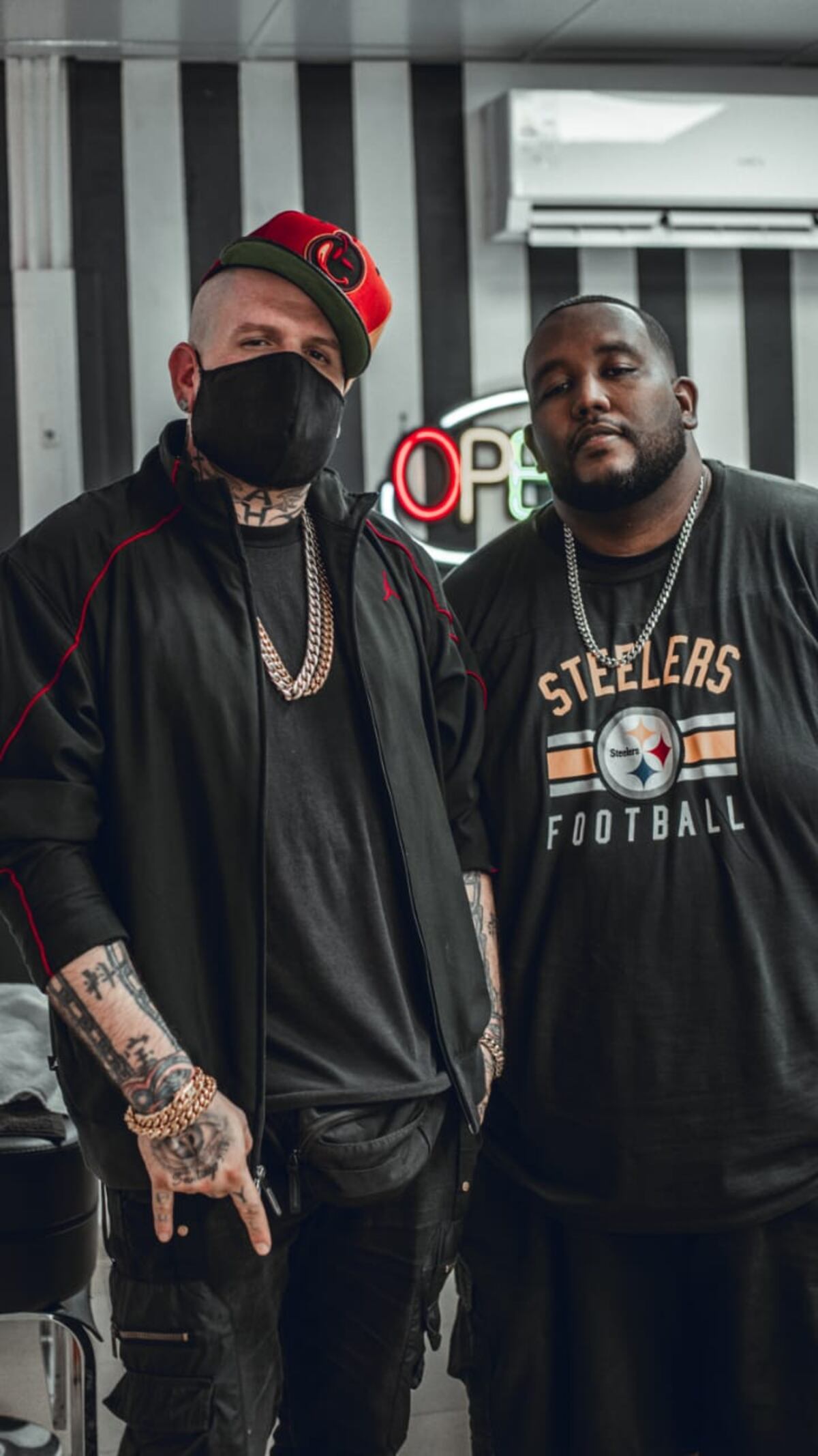 Calero arma tremendo junte para el remix de su más reciente canción en la que expresa su protesta