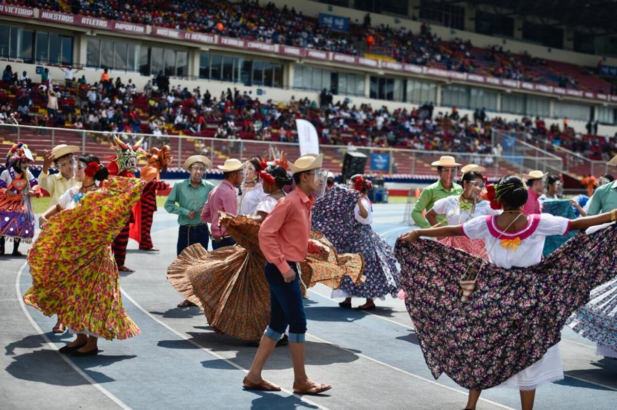 El público se la gozó. Delegaciones se lucieron este 5 de noviembre en el Rommel Fernández