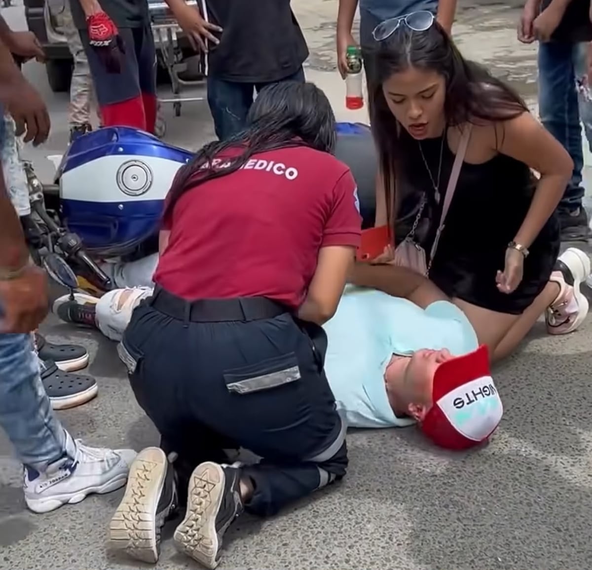VIDEO VIRAL | ‘¡Dame la clave!’: Mujer se la exige a su pareja mientras lo auxiliaban tras un accidente