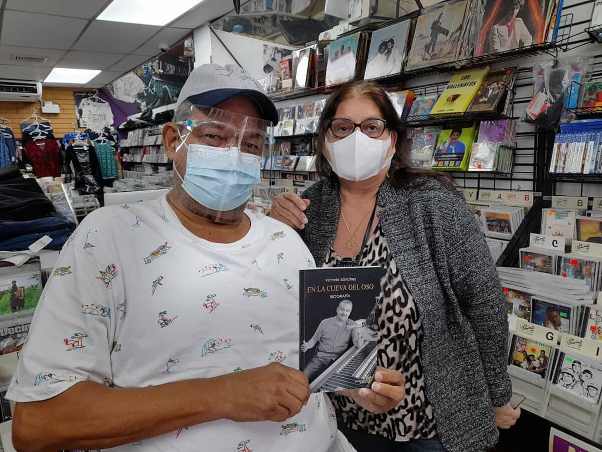 ‘Fuimos amigos’. Locutor revela en su libro la verdad sobre los roces y tiradera entre un salsero panameño y Oscar D’León