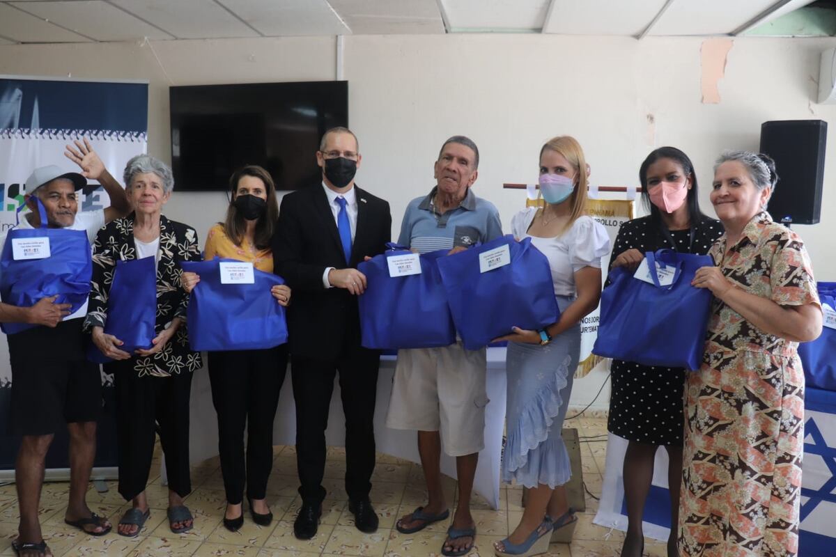 Residencia Los Años Dorados e Instituto Nacional de la Mujer reciben donación de kit de aseo