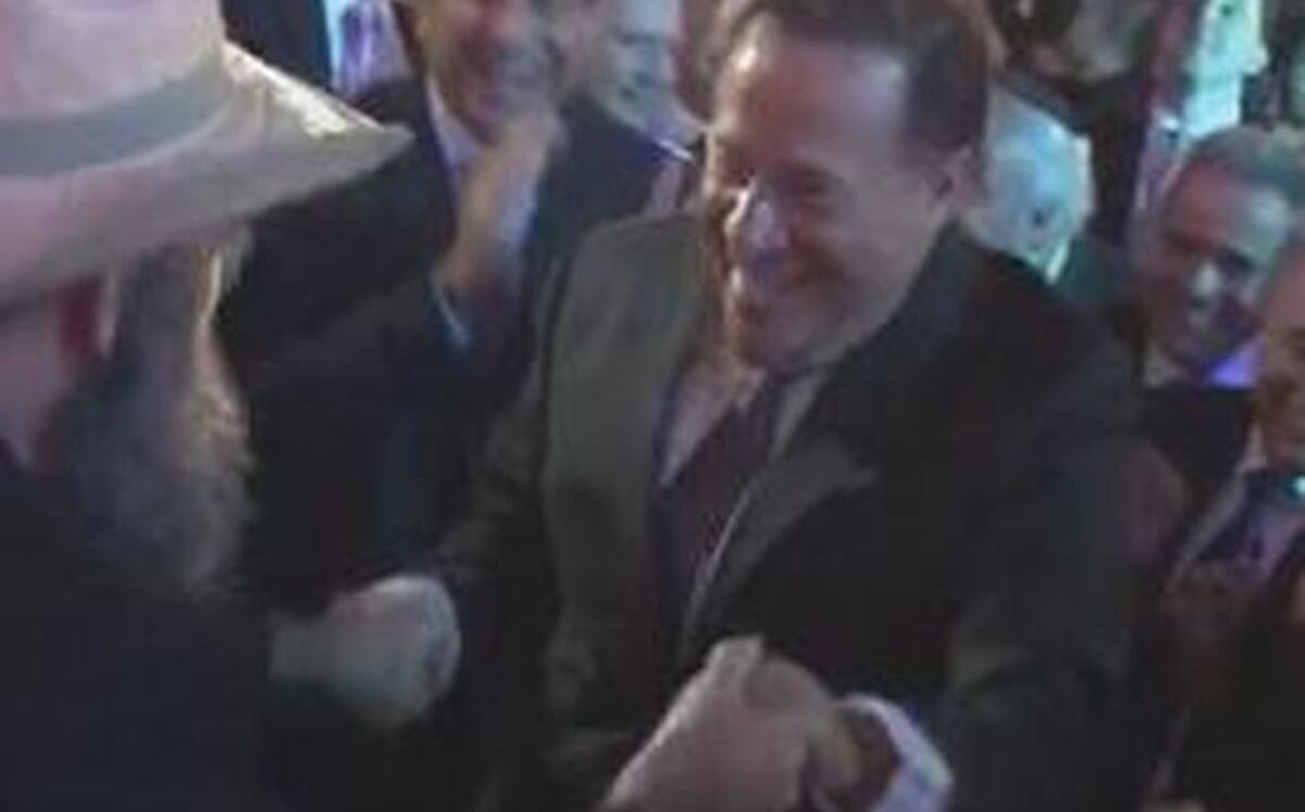 FILTRAN VIDEO. Pillan bailando al presidente Varela, momento de desestrés