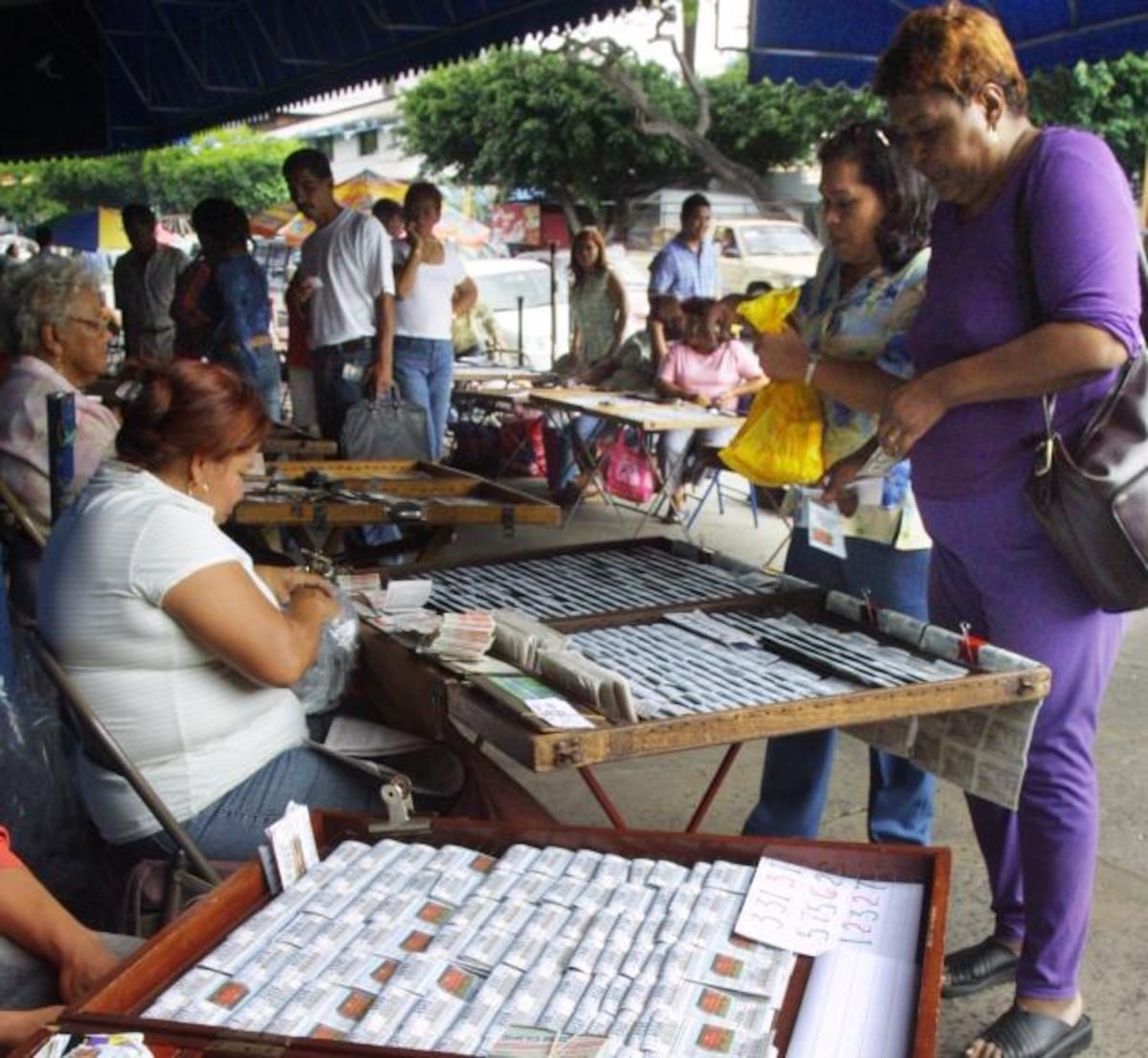 Temores y expectativas de los billeteros ante el plan de modernización en la Lotería