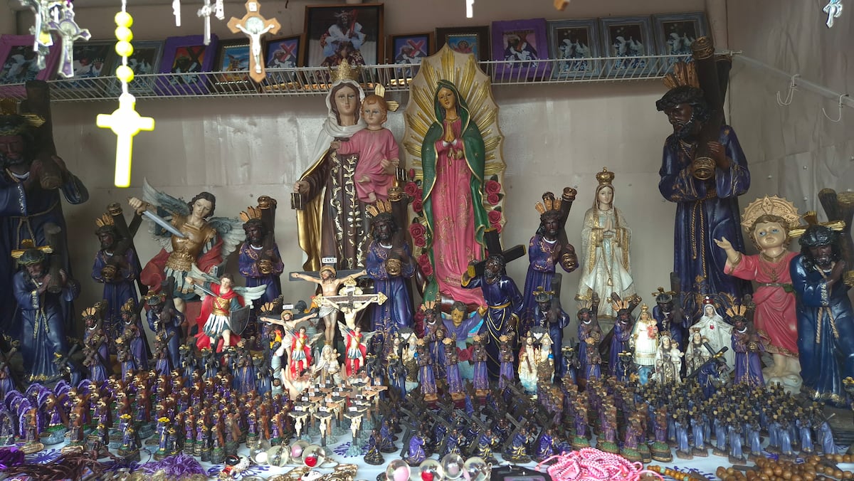 Fe que ilumina: comerciantes y devotos que viven los milagros del Cristo Negro