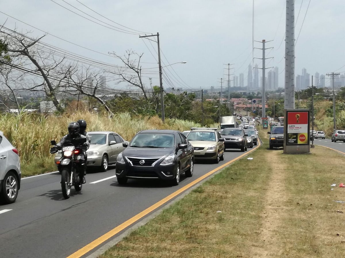 EN BRISAS. Se choca con un poste y causa incendio de masa vegetal