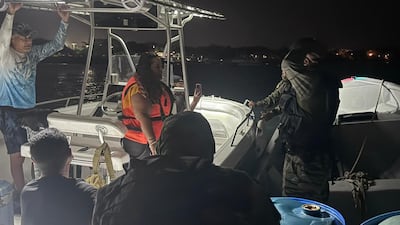 Rescate en altamar: falla mecánica los dejó a la deriva en plena noche