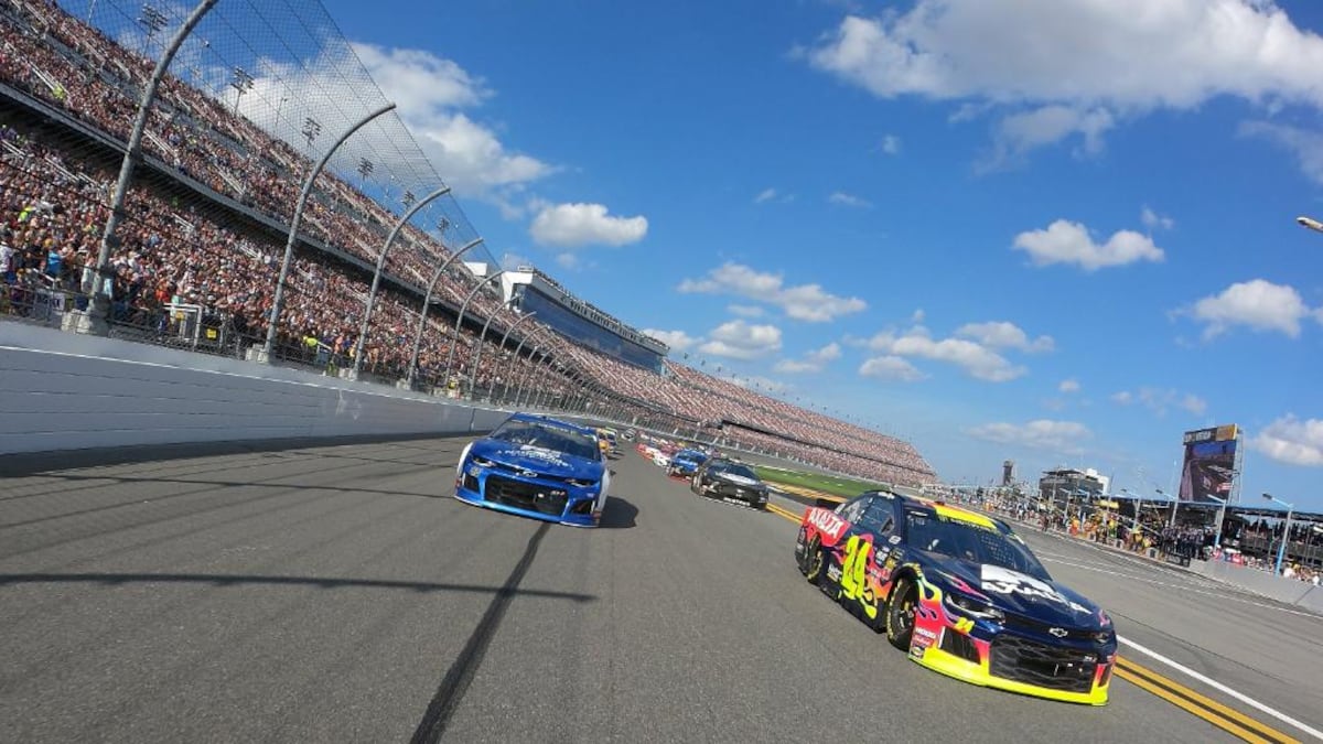 Impresionante choque en las 500 de Daytona deja 20 autos accidentados