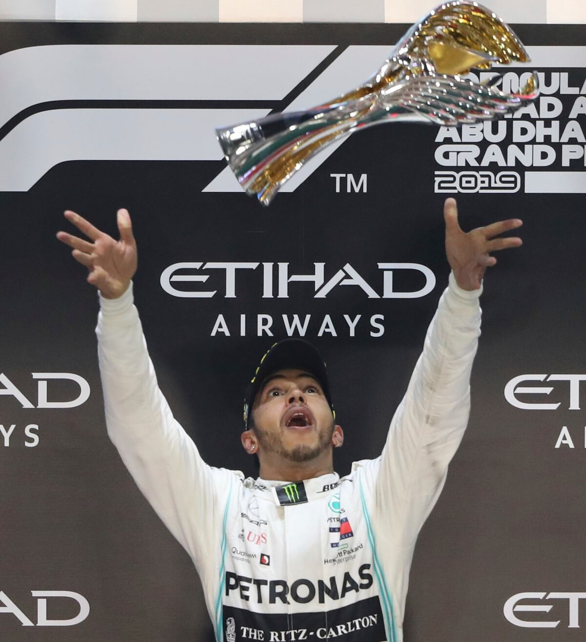 Hamilton corona otra temporada tras la victoria en Abu Dabi