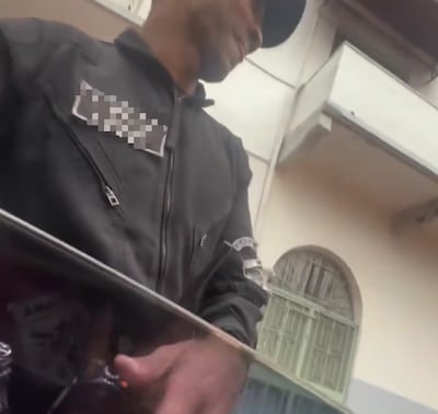 ¡Así se cuida el terreno! Mujer sorprende a su novio policía en pleno trabajo