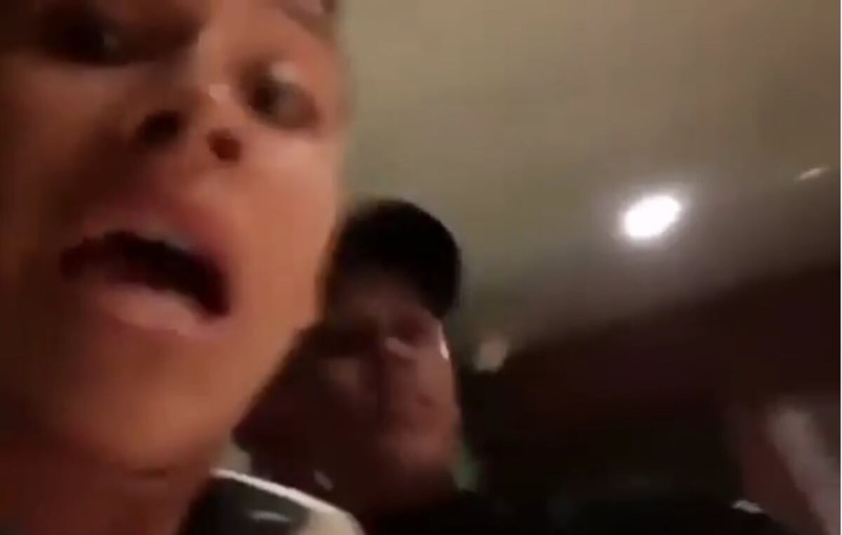 ¡QUÉ MAL! Universitario pide disculpas luego de escupir e insultar a Policía