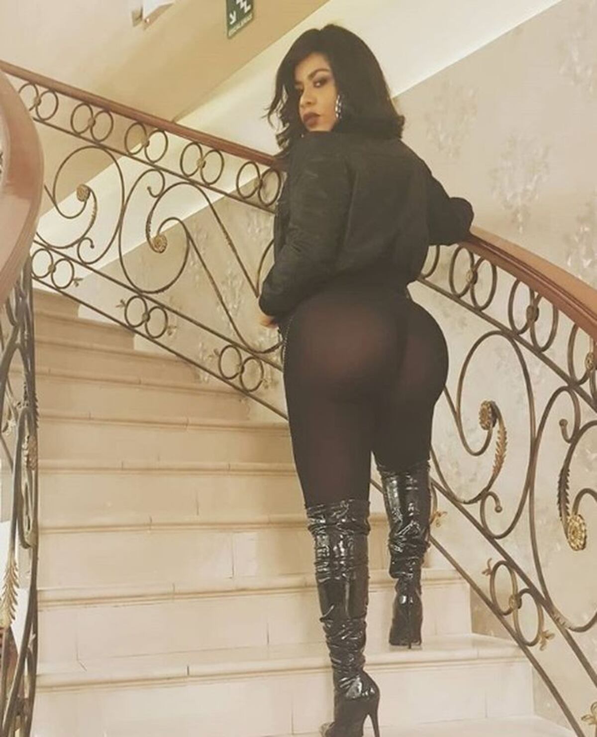  Demphra muestra minitanga y pompis en tarima y se forma la locura| VIDEO