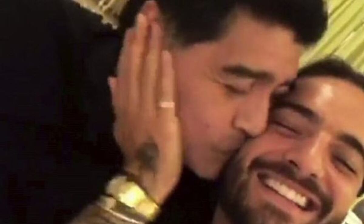 Uy, algunos fans de Maluma se molestan por beso de Maradona