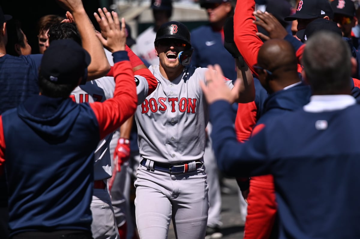 Raffy Devers y Kike Hernández dan la victoria a las Medias Rojas; Jonathan Araúz titular por tercer partido al hilo