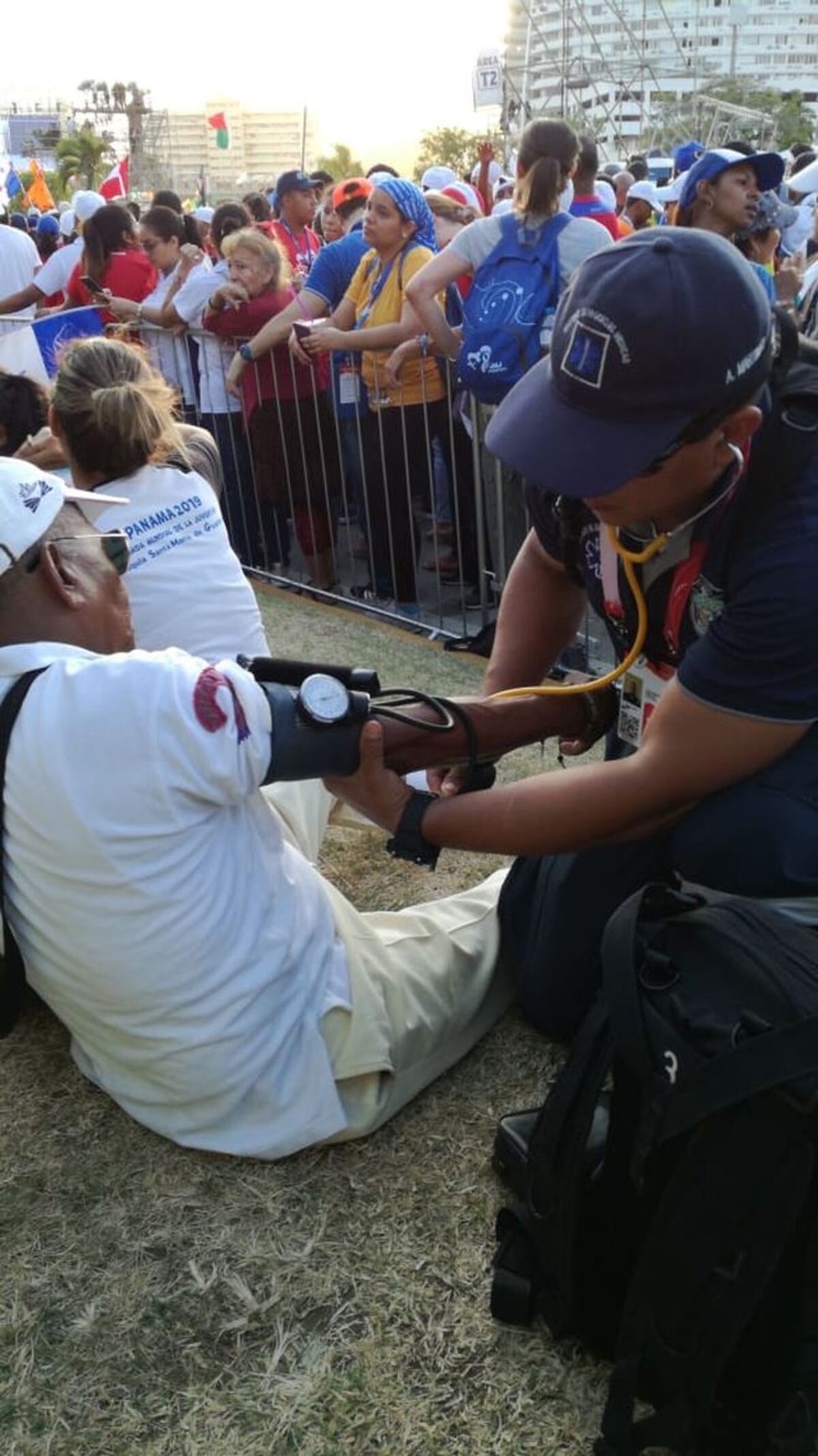 Se desploman.Algunos peregrinos cayeron desmayados en la Cinta Costera. Video