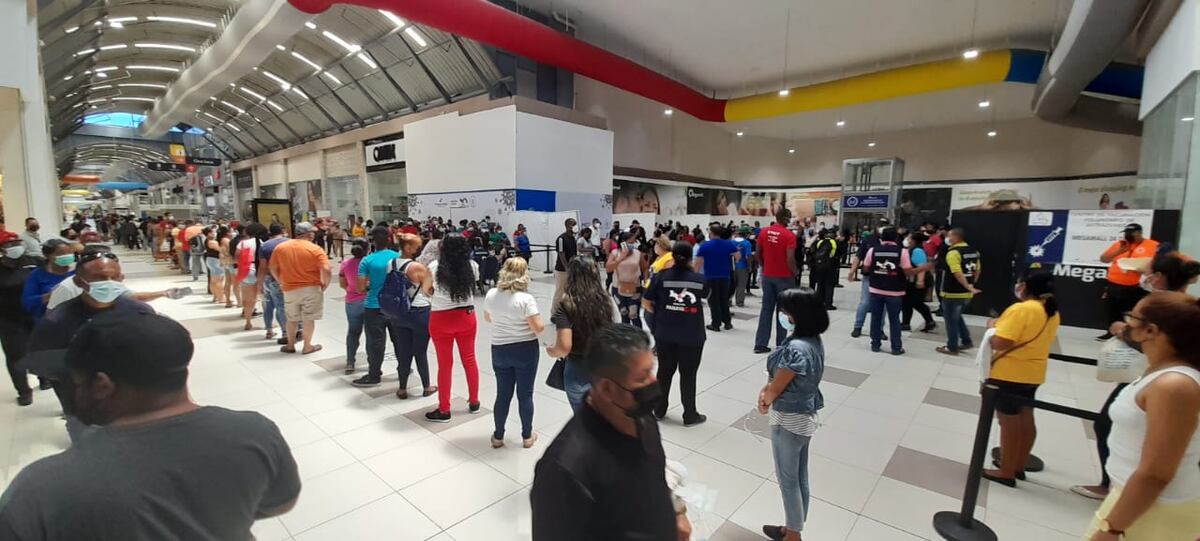 De locos. Tremendo caos en vacunación con AstraZeneca en un mall de Panamá Este