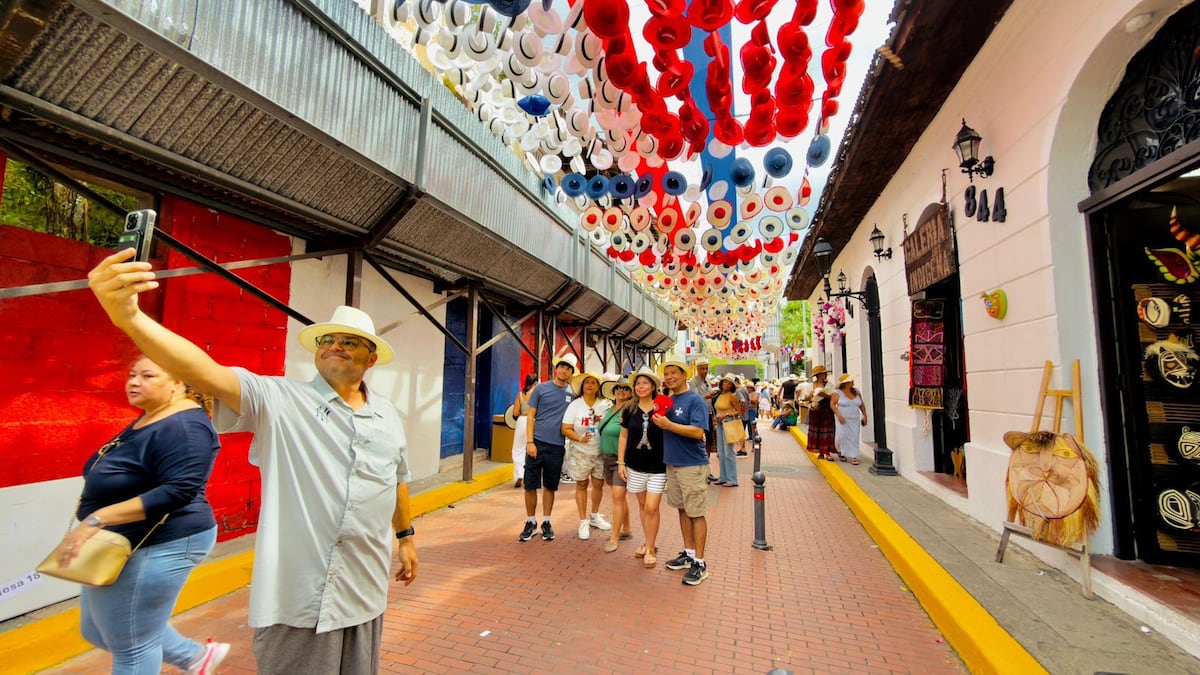 Festival de Sombreros toma Casco Viejo y reparte más de 1,500 piezas al público